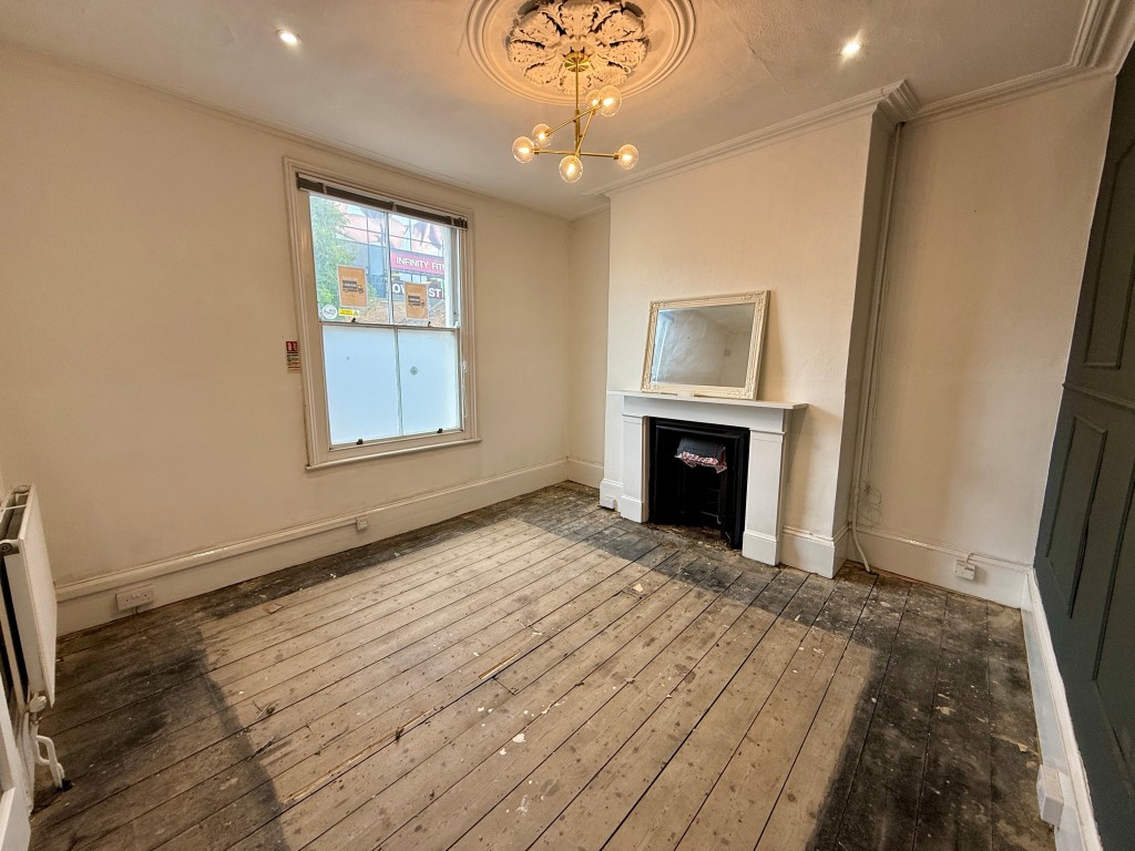 Lot: 74 - OFFICES WITH POTENTIAL FOR RESIDENTIAL CONVERSION - Room one